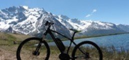Vélo électrique face à une montagne