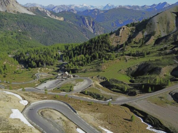 Dernier des cols mythiques du cyclisme, le col de l'Izoard avec ses nombreux virages dans les Alpes.