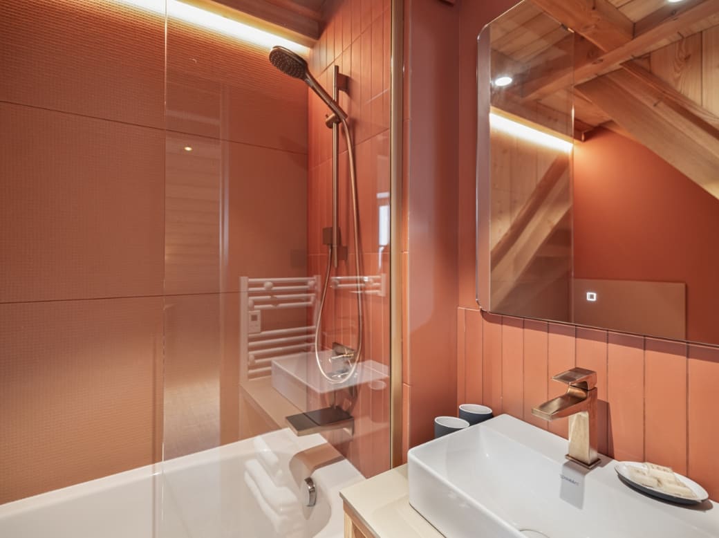 Salle de bain avec baignoire/douche - maison alliey